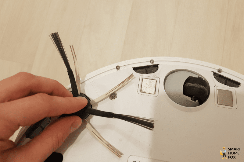 Die Länge der Seitenbürste des Yeedi Vac 2 Pro im Vergleich zur Seitenbürste eines Konkurrenz-Saugroboters wird dargestellt